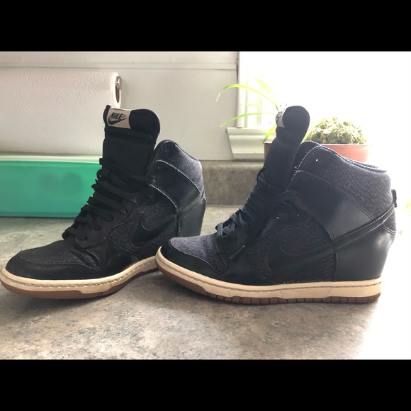 Nike women 644877-003 heel sneaker - Picture 1 of 5